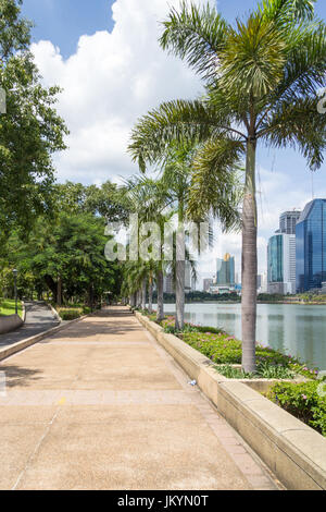 Par la voie du lac dans le parc Benjakiti, Bangkok, Thaïlande Banque D'Images