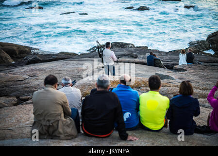 L'homme jouant sur la cornemuse sur la côte de l'océan dans l'Espagne, l'Europe, Muxia, Camino de Santiago. Banque D'Images