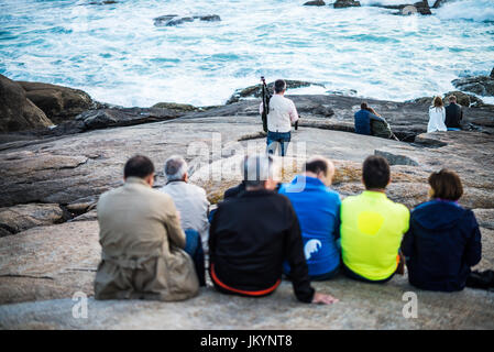 L'homme jouant sur la cornemuse sur la côte de l'océan dans l'Espagne, l'Europe, Muxia, Camino de Santiago. Banque D'Images