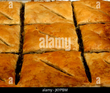 Spanakopita, également connu sous le nom de tarte aux épinards, un savoureux au four plat composé de grec, en couches de pâte phyllo aux épinards et fromage feta sur une plaque de cuisson Banque D'Images