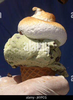 Chocolat menthe ice cream cone avec garniture de crème fouettée caramélisées Banque D'Images