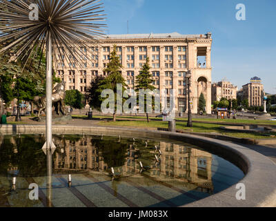 KIEV, UKRAINE - 10 JUIN 2016: Vue de côté du bureau de poste principal (entreprise d'État ukrainienne des postes "Ukrposhta") "immeuble sur la rue Khreschatyk Banque D'Images