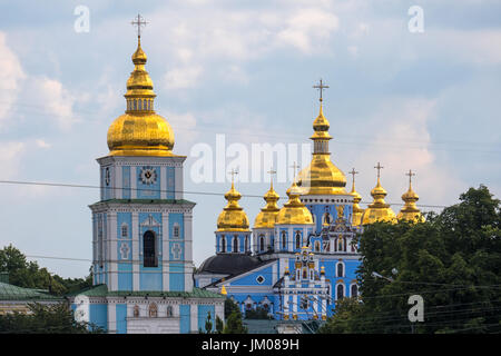 KIEV, UKRAINE - 10 JUIN 2016 : Tour de la cloche et Monastère Golden-Domed de Saint-Michel Banque D'Images