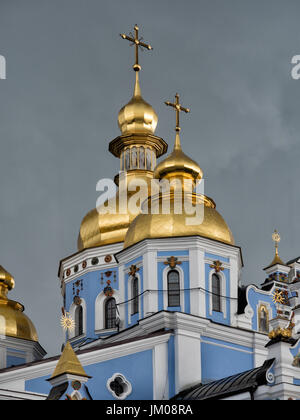KIEV, UKRAINE - 10 JUIN 2016 : gros plan de Golden Domes of St. Monastère de Michael à Kiev (Kiev), Ukraine Banque D'Images