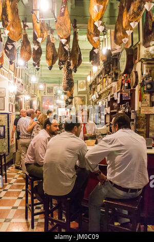 Bar à tapas dans le vieux Séville, Espagne Banque D'Images