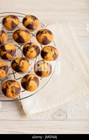 Muffins sur une plaque sur fond de bois clair. Focus sélectif. Banque D'Images