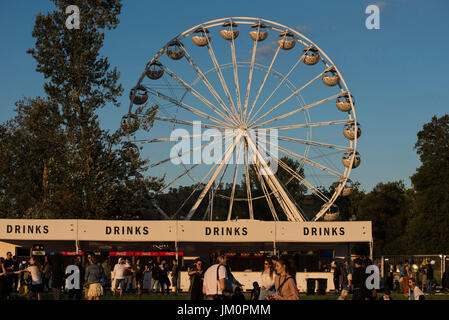 BONTIDA POUR, Roumanie - 14 juillet 2017 : Les gens de profiter du festival Château électrique un tour sur la grande roue Banque D'Images