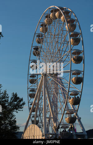 BONTIDA POUR, Roumanie - 14 juillet 2017 : Les gens de profiter du festival Château électrique un tour sur la grande roue Banque D'Images