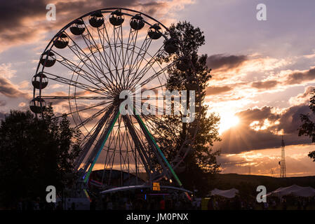 BONTIDA POUR, Roumanie - 14 juillet 2017 : Les gens du Château électrique bénéficiant d''un festival ride à sunseton la grande roue Banque D'Images