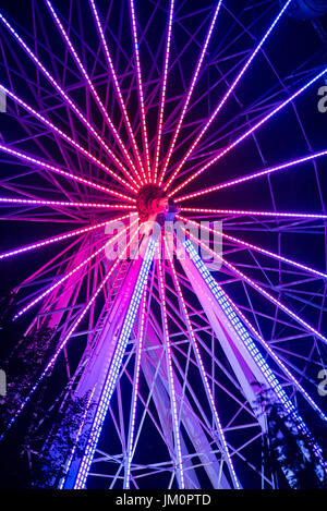 BONTIDA POUR, Roumanie - 14 juillet 2017 : Les gens d'Electric festival château jouissant d'une ride de nuit sur la grande roue Banque D'Images