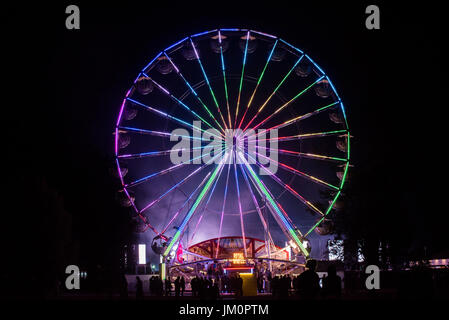 BONTIDA POUR, Roumanie - 14 juillet 2017 : Les gens d'Electric festival château jouissant d'une ride de nuit sur la grande roue Banque D'Images