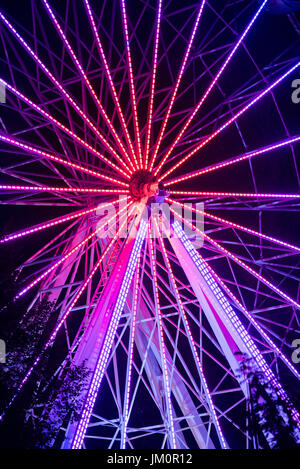 BONTIDA POUR, Roumanie - 14 juillet 2017 : Les gens d'Electric festival château jouissant d'une ride de nuit sur la grande roue Banque D'Images