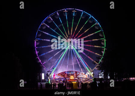 BONTIDA POUR, Roumanie - 14 juillet 2017 : Les gens d'Electric festival château jouissant d'une ride de nuit sur la grande roue Banque D'Images