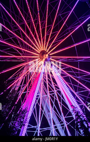 BONTIDA POUR, Roumanie - 14 juillet 2017 : Les gens d'Electric festival château jouissant d'une ride de nuit sur la grande roue Banque D'Images