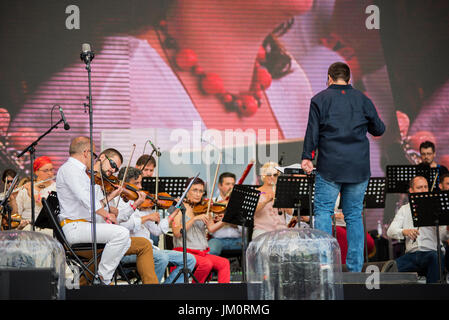 BONTIDA POUR, Roumanie - 16 juillet 2017 : l'Opéra hongrois de Cluj Philharmonia en live au Festival du château électrique. Sur la scène de l'orchestre symphonique Banque D'Images