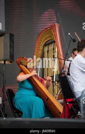 BONTIDA POUR, Roumanie - 16 juillet 2017 : l'Opéra hongrois de Cluj Philharmonia en live au Festival du château électrique. Sur la scène de l'orchestre symphonique Banque D'Images