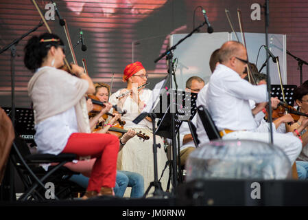 BONTIDA POUR, Roumanie - 16 juillet 2017 : l'Opéra hongrois de Cluj Philharmonia en live au Festival du château électrique. Sur la scène de l'orchestre symphonique Banque D'Images