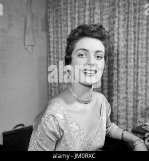 Porträt einer jungen Frau, Deutschland 1950er Jahre. Portrait d'une jeune femme, l'Allemagne des années 1950. Banque D'Images