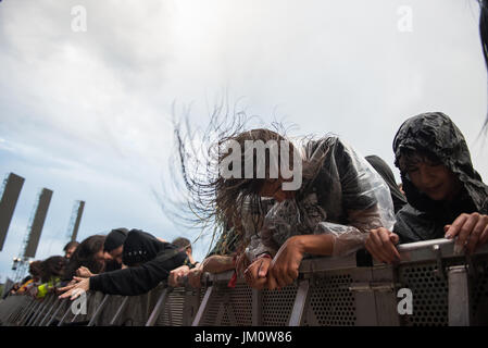 BONTIDA POUR, Roumanie - 15 juillet 2017 : foule de fans hardcore headbanging lors d'un concert au château d'architectes électrique festival Banque D'Images