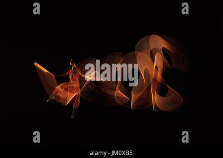 Portrait de danseuse ballerine avec effet sur fond noir feux Banque D'Images