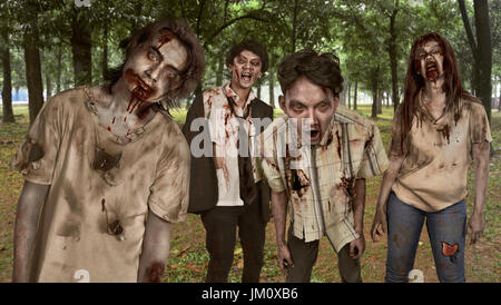 Portrait de groupe bloody zombies asiatiques avec visage blessé dans les bois Banque D'Images