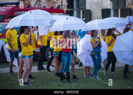 BONTIDA POUR, Roumanie - 15 juillet 2017 : les jeunes de jouer à un jeu avec des parasols blancs au festival Château électrique Banque D'Images