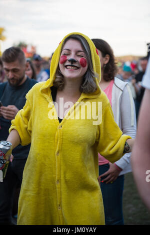 BONTIDA POUR, Roumanie - 16 juillet 2017 : Une jeune fille habillé comme un clown en jaune vêtements de fête pendant un concert live au festival Château électrique Banque D'Images