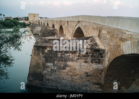 Le magnifique pont romain et de la Mezquita de Cordoue, Espagne Banque D'Images
