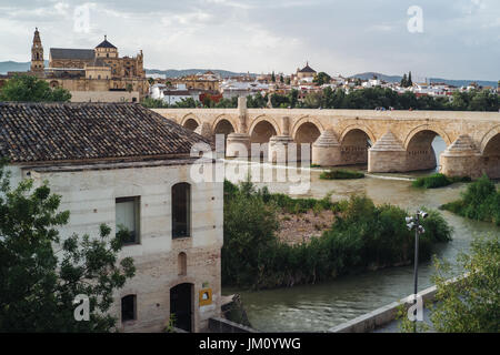 Le magnifique pont romain et de la Mezquita de Cordoue, Espagne Banque D'Images