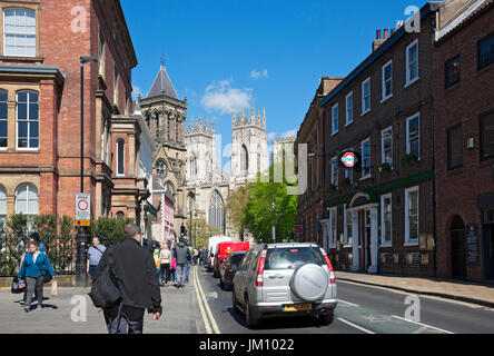 Les voitures dans la file d'attente de congestion dans le centre-ville de York avec le Minster et St Wilfrids Church Museum Street North Yorkshire Angleterre Royaume-Uni Grande-Bretagne Banque D'Images