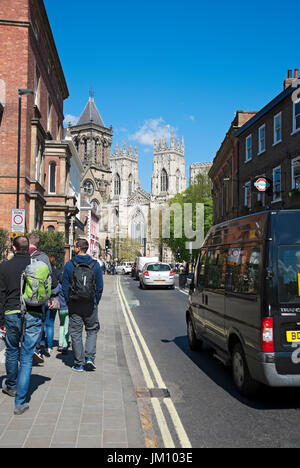 Vue sur la Minster et l'église St Wilfrid depuis Museum Street au printemps York North Yorkshire Angleterre Royaume-Uni Grande-Bretagne Banque D'Images