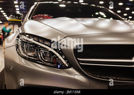 SAINT-PÉTERSBOURG, RUSSIE - 23, 2017 JULE : vue avant d'Mersedes-Benz AMG sur la Auto Show. Close up d'un capot de voiture et le radiateur avec le projecteur Banque D'Images