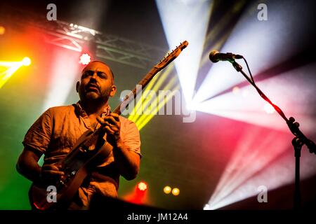 Ross Godfrey de la bande électronique anglaise Morcheeba photographié sur scène comme ils font à Circolo Magnolia Segrate à Milan, Italie. (Photo de Roberto Finizio / Pacific Press) Banque D'Images