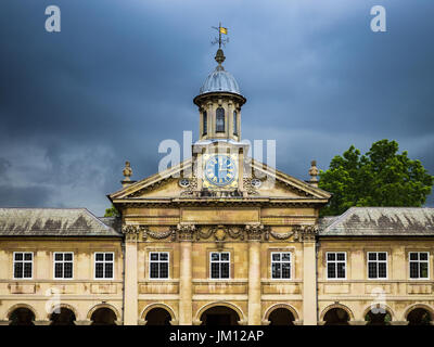 Cambridge - l'horloge et la Cour avant d'Emmanuel College, qui fait partie de l'Université de Cambridge, Royaume-Uni. Le collège a été fondé en 1584. Arch : Wren. Banque D'Images