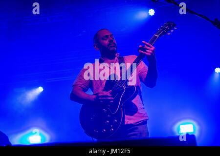 Ross Godfrey de la bande électronique anglaise Morcheeba photographié sur scène comme ils font à Circolo Magnolia Segrate à Milan, Italie. (Photo de Roberto Finizio / Pacific Press) Banque D'Images