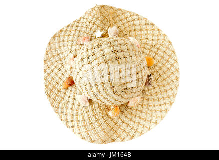 Vue de dessus d'un chapeau de paille femme maison décorée avec des coquillages sur fond blanc. Banque D'Images