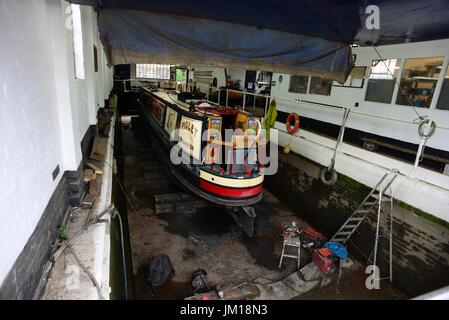 15-04 Maintenance à Braunston Marina Banque D'Images