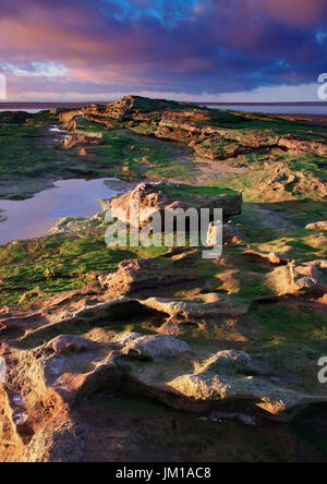 Vue d'une soirée de Roches Rouges, sur la Péninsule de Wirral Hoylake, Royaume-Uni Banque D'Images