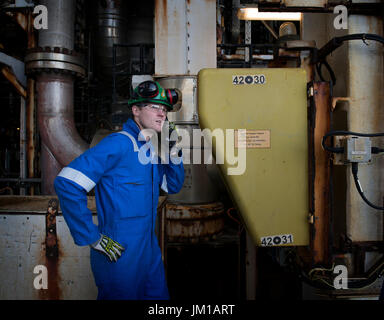 Les travailleurs sur le pétrole et le gaz BP Miller, forage en mer du Nord, en tant que titulaire de droits comme Petrofac - Projet de déclassement. crédit : LEE RAMSDEN / ALAMY Banque D'Images