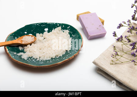 Gros plan de fleurs de lavande séchées avec du sel de mer et du savon artisanal isolated on white Banque D'Images