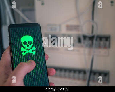 Main tenant le téléphone mobile à l'attaque de hacker à l'écran. Virus du smartphone. Banque D'Images