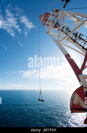 Des grues sur la mer du Nord une plate-forme de pétrole et de gaz. crédit : lee ramsden / alamy Banque D'Images