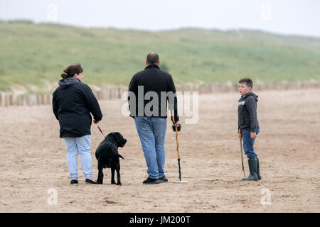 Southport, Merseyside, 25 juillet 2017. Météo britannique. Une glacière gris pour la journée, accueille les vacanciers de descendre sur la plage de Southport Merseyside. Ce sera une journée avec généralement sec un peu de soleil dans l'après-midi prévu sur la région du nord-ouest. Credit : Cernan Elias/Alamy Live News Banque D'Images