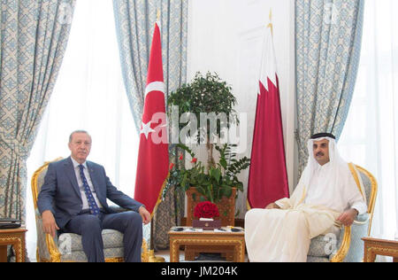 Doha. Le 25 juillet, 2017. Emir du Qatar, Cheikh Tamim bin Hamad Al Thani (R) se réunit avec les visites du Président turc, Recep Tayyip Erdogan, à Doha, Qatar, le 24 juillet 2017. Les deux dirigeants ont tenu une réunion lundi pour discuter des moyens de mettre fin à la crise diplomatique dans le Golfe. Source : Xinhua/Alamy Live News Banque D'Images