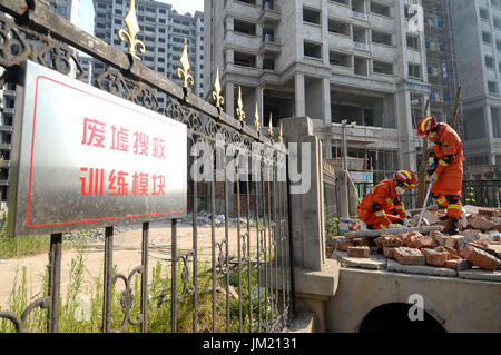 Nanchang, province de Jiangxi en Chine. Le 25 juillet, 2017. Pompiers prendre part à un exercice de sauvetage à Yichun, province de Jiangxi en Chine de l'Est, 25 juillet 2017. Credit : Peng Zhaozhi/Xinhua/Alamy Live News Banque D'Images