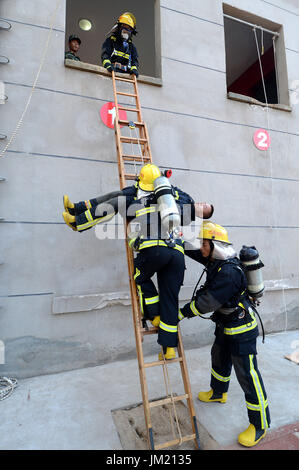 Nanchang, province de Jiangxi en Chine. Le 25 juillet, 2017. Pompiers prendre part à un exercice de sauvetage à Yichun, province de Jiangxi en Chine de l'Est, 25 juillet 2017. Credit : Peng Zhaozhi/Xinhua/Alamy Live News Banque D'Images