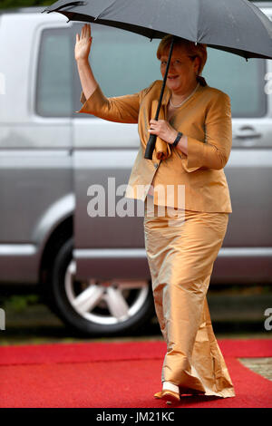 Bayreuth, Allemagne. Le 25 juillet, 2017. La chancelière allemande, Angela Merkel (CDU) arrive à l'ouverture de Festival de Bayreuth 2017 à Bayreuth, Allemagne, 25 juillet 2017. Le festival s'ouvre avec l'opéra Die Meistersinger von Nürnberg' (Le Master-Singers de Nuremberg). Photo : Daniel Karmann/dpa/Alamy Live News Banque D'Images