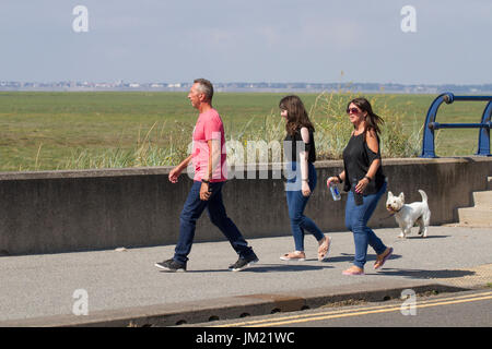 Southport, Merseyside. Météo britannique. Le 25 juillet, 2017. Brise soleil en début d'après-midi, après un début de journée gris, comme les touristes, les cyclistes, les joggers et les marcheurs profiter d'un exercice léger sur le front de l'esplanade. Par temps clair, la vue sur l'estuaire de Ribble à Blackpool et le Lake District sont superbes. /AlamyLiveNews MediaWorldimages crédit ; Banque D'Images