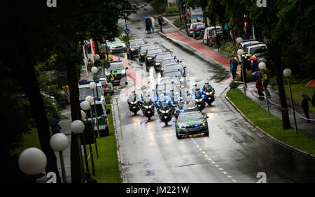 Bayreuth, Allemagne. Le 25 juillet, 2017. Le cortège du couple royal suédois arrive à l'ouverture de Festival de Bayreuth 2017 à Bayreuth, Allemagne, 25 juillet 2017. Le festival s'ouvre avec l'opéra Die Meistersinger von Nürnberg' (Le Master-Singers de Nuremberg). Photo : Nicolas Armer/dpa/Alamy Live News Banque D'Images