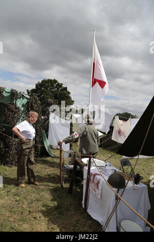 21 juillet 2014 - Paddock Wood, Kent, UK - de reconstitution historique habillés comme des infirmières sur le terrain de la Croix Rouge pendant la Seconde Guerre mondiale à la guerre et de la paix au Revival Hop Farm dans la région de Paddock Wood Kent UK 26/7/2017 (Crédit Image : © Theodore Liasi via Zuma sur le fil) Banque D'Images